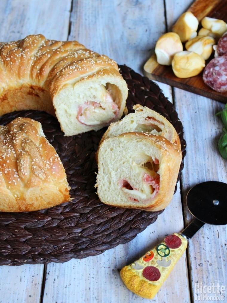 Corona di brioche salata semplice