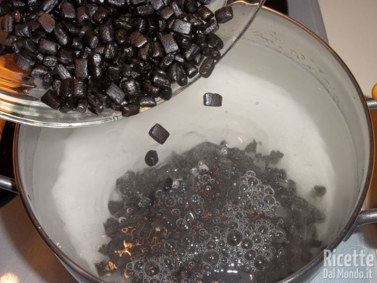 Mettere acqua, zucchero e liquirizia in una pentola