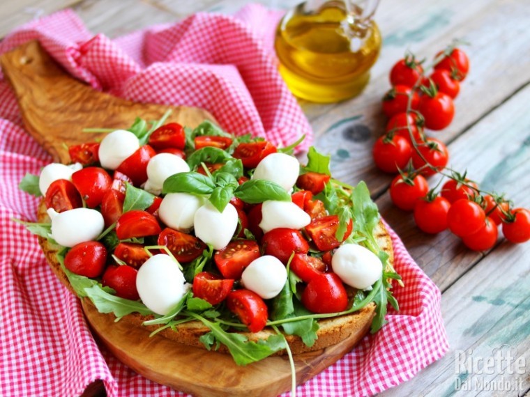 Bruschettona con mozzarella e pomodorini