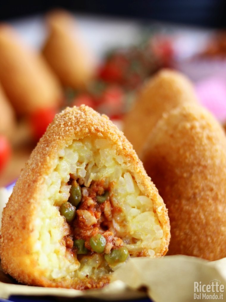 Semplici e croccanti arancini siciliani originali