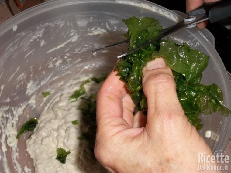 Aggiungere le alghe alla pastella