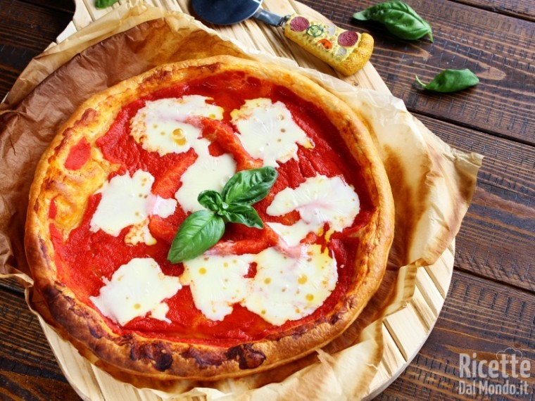 Finta pizza di pasta sfoglia semplice e veloce
