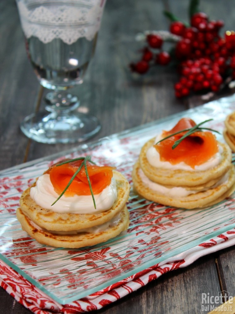 Blinis al salmone e panna acida
