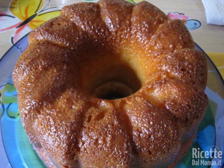Capovolgere il babà e bagnarlo