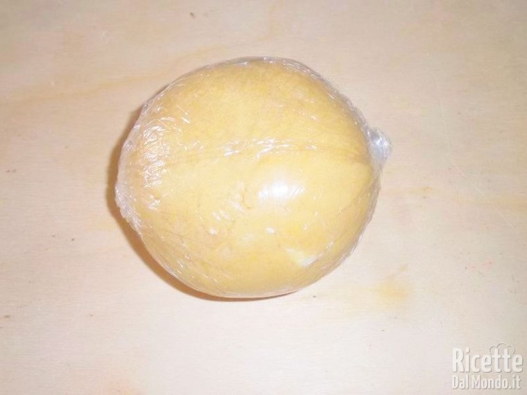 Avvolgere la pasta frolla nella pellicola