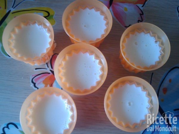 Panna Cotta con Salsa di Fragole