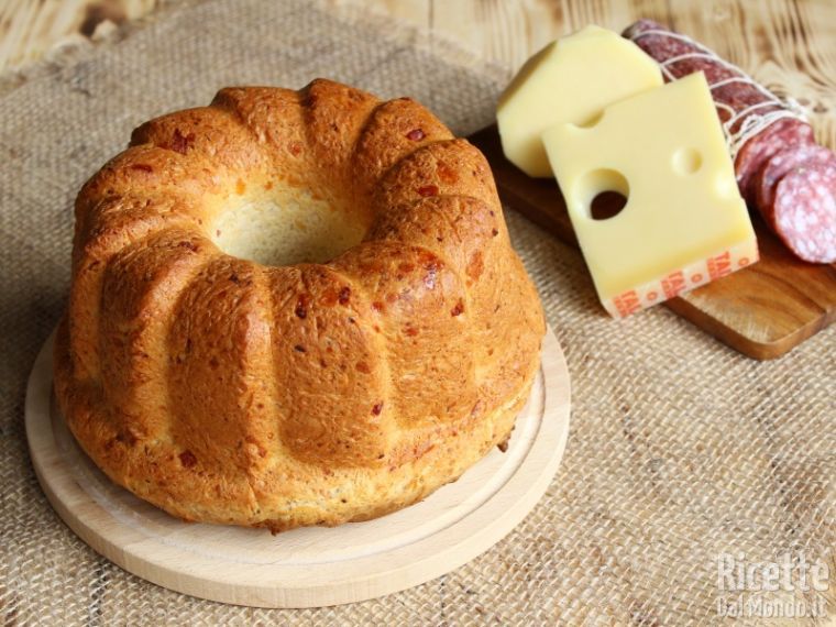 Servire il Babà rustico napoletano tradizionale
