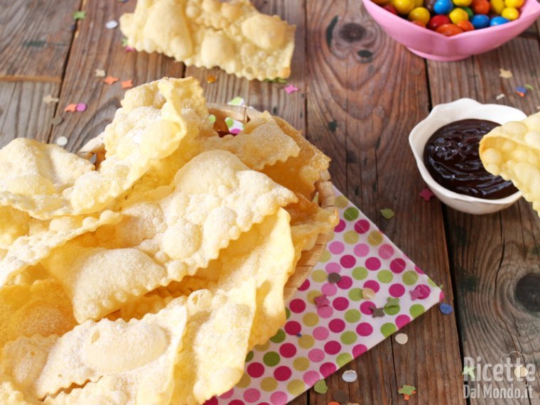 Chiacchiere di Carnevale, croccanti e friabili. La ricetta originale.