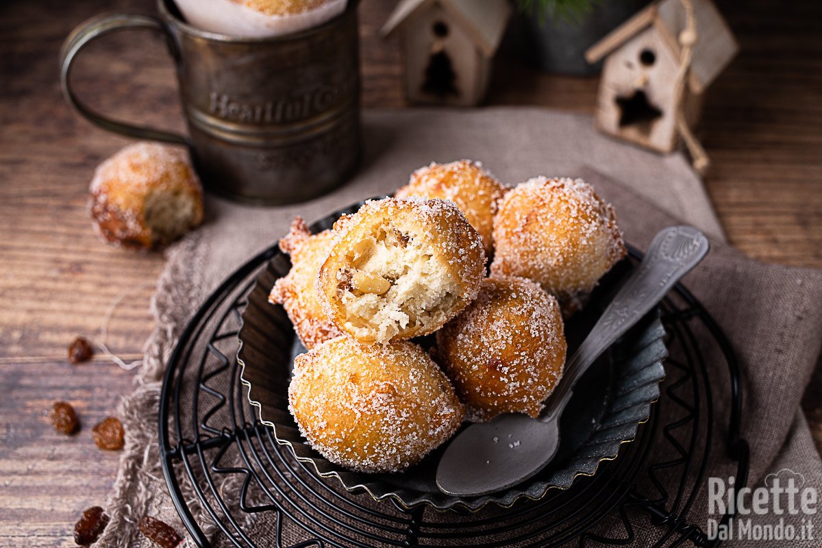 Frittelle dolci di Natale. Le zeppoline di pasta cresciuta con uvetta e pinoli!
