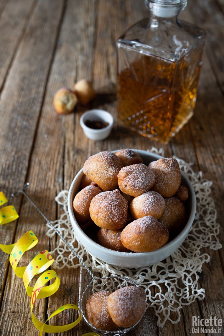Ricetta frittelle di Carnevale con l'uvetta