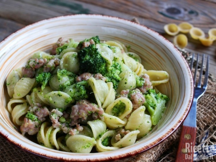 Orecchiette con broccoli e salsiccia fresca