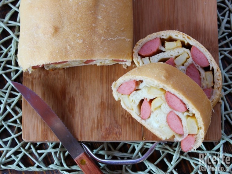 Rotolo di pizza con wurstel e patatine