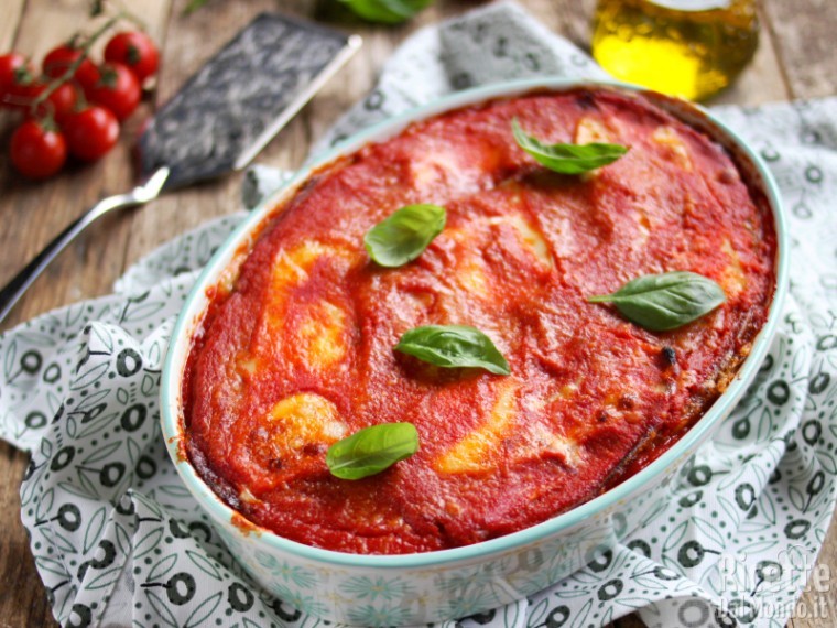Parmigiana ricca con prosciutto e mozzarella