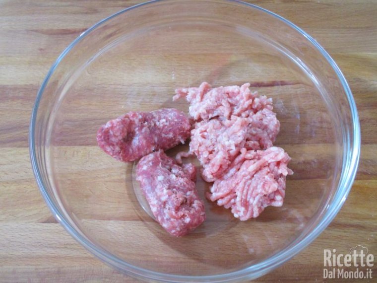 Preparare la carne macinata e la salsiccia