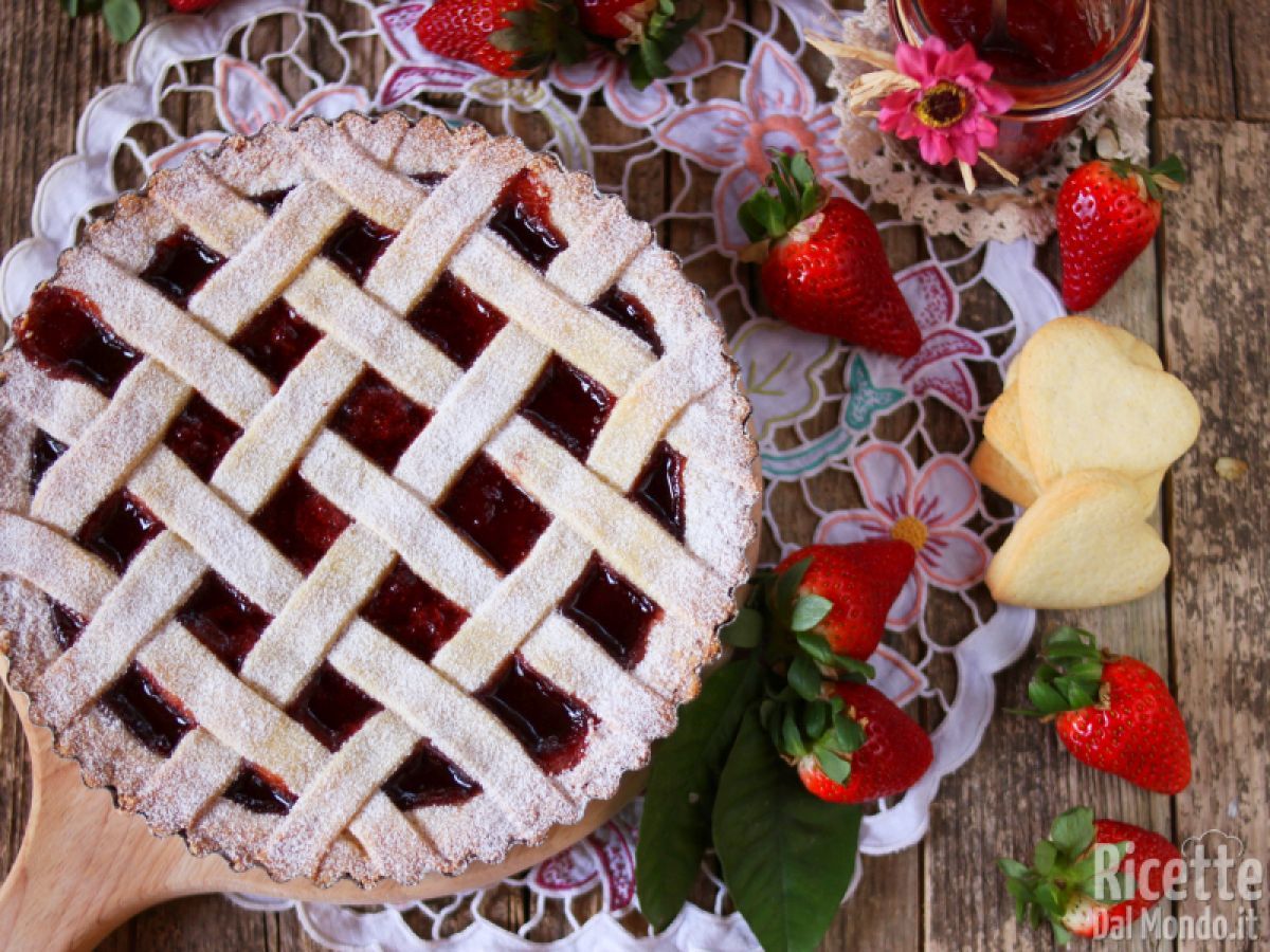 Crostata di marmellata di fragole, morbida e friabile