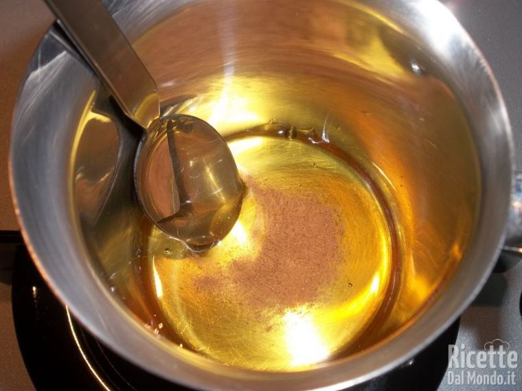 Riscaldare il miele e la cannella