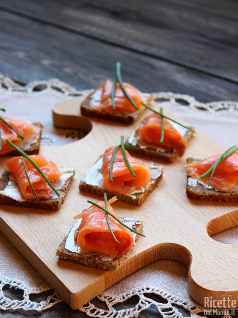 Come fare le Tartine al salmone affumicato