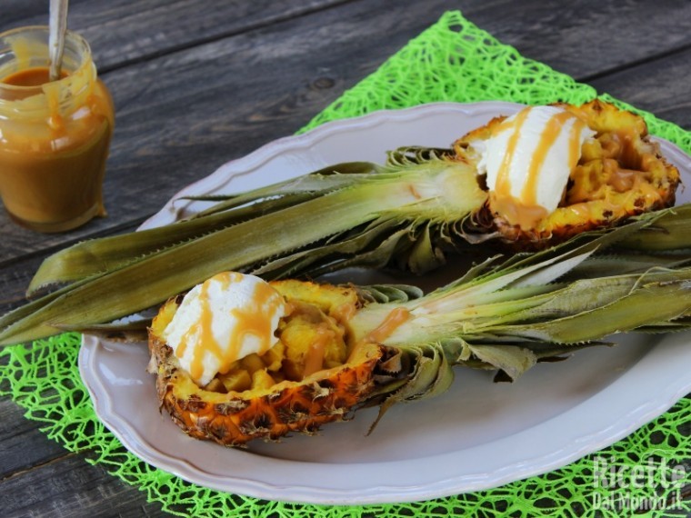 Ananas baby con gelato alla vaniglia e salsa al caramello