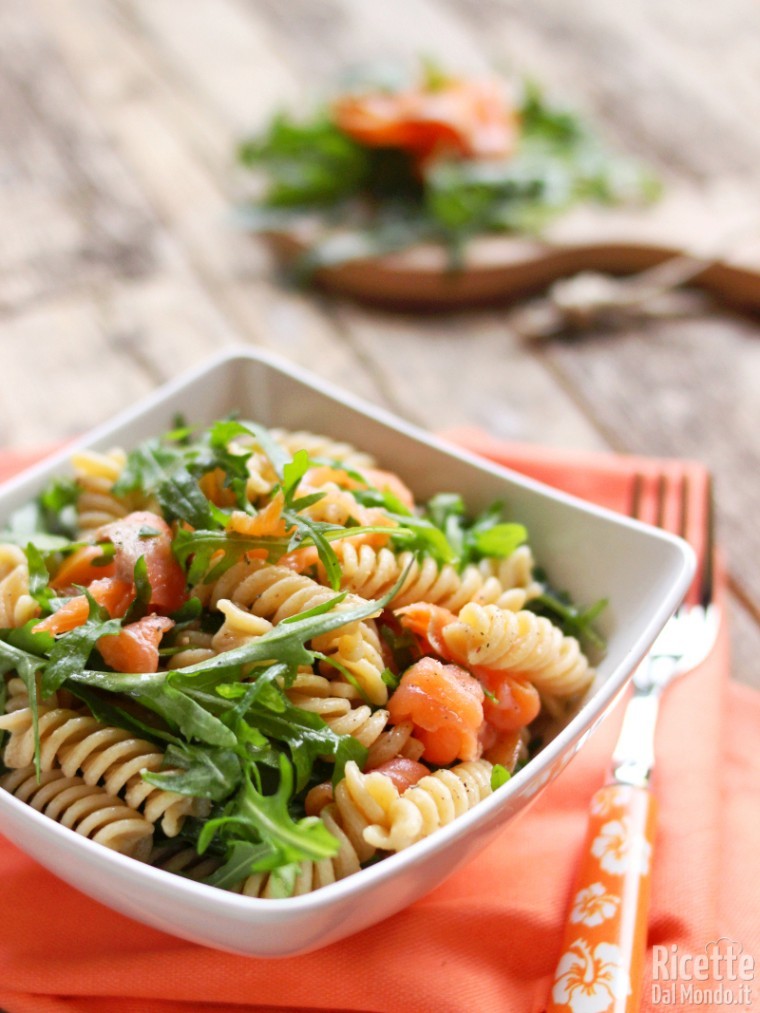 Ricetta fusilli integrali con rucola e salmone