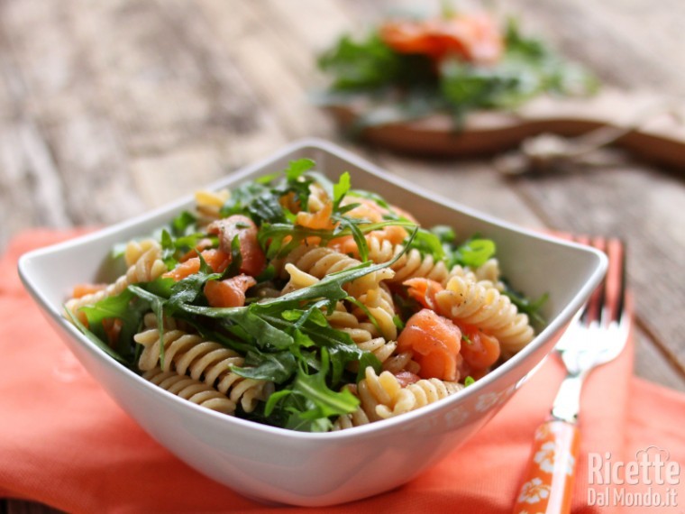 Fusilli integrali con rucola e salmone