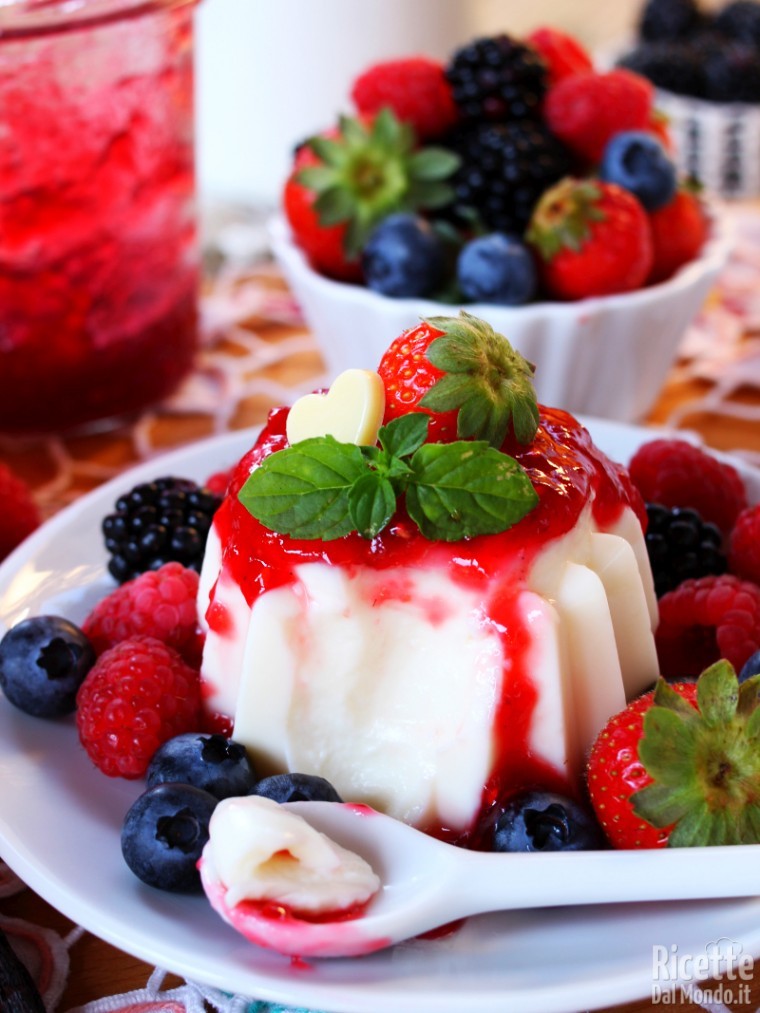 Dessert al cucchiaio con frutti di bosco