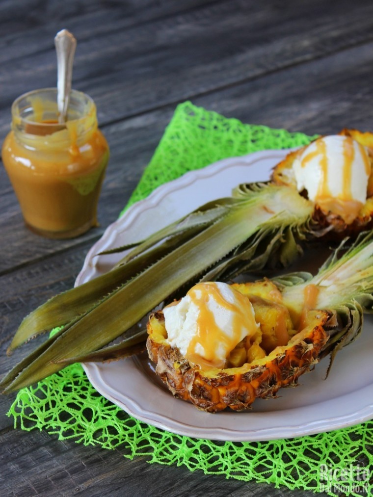 Come fare l'ananas baby con gelato alla vaniglia e salsa al caramello