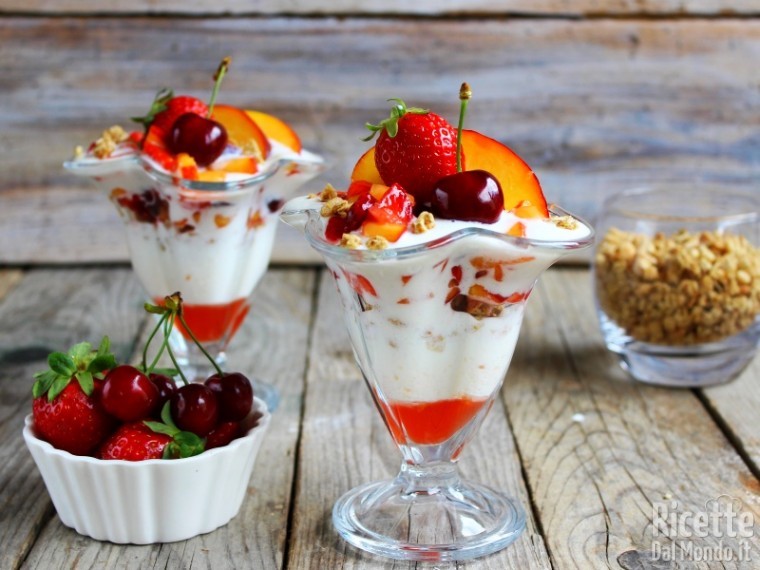 Coppe di frutta, yogurt e muesli