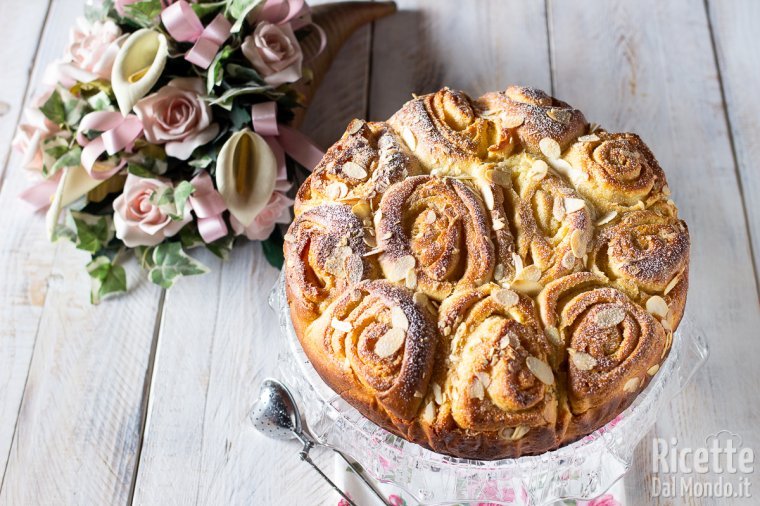 Torta delle rose. Ricetta per un pan brioche morbidissimo e sfogliato!