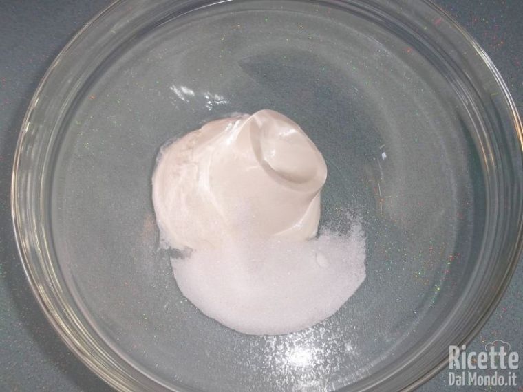 Lavorare la ricotta con lo zucchero