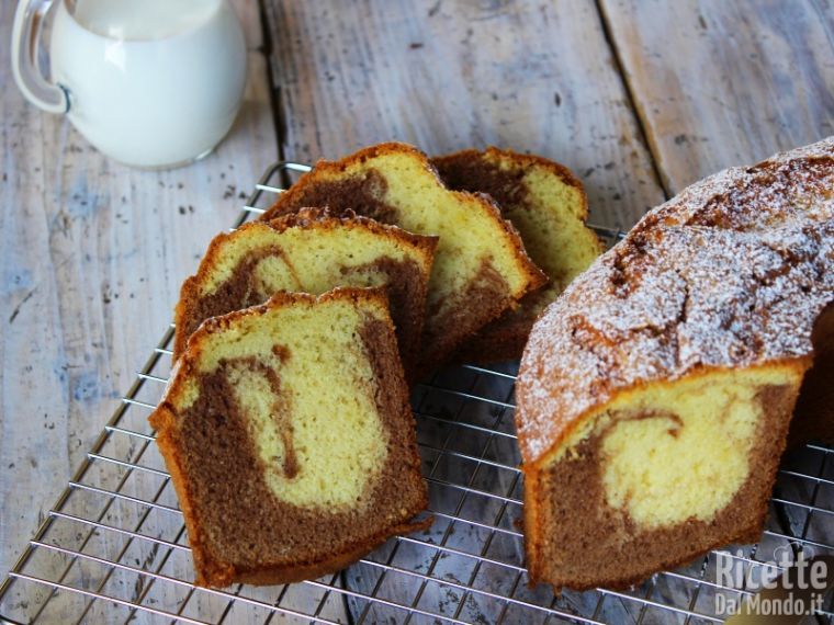 Servire la ciambella bicolore alla Nutella