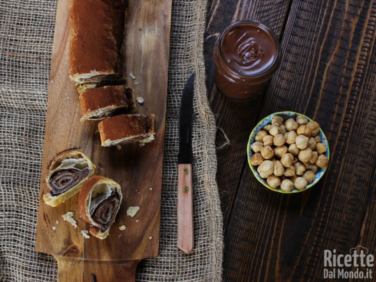 Rotolo di pasta sfoglia alla Nutella