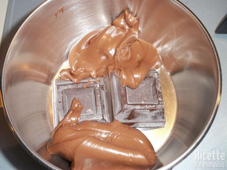 Sciogliere il cioccolato fondente con la Nutella