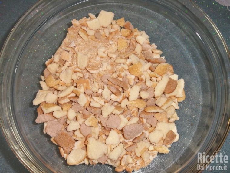 Aggiungere zucchero, nocciole e tritare