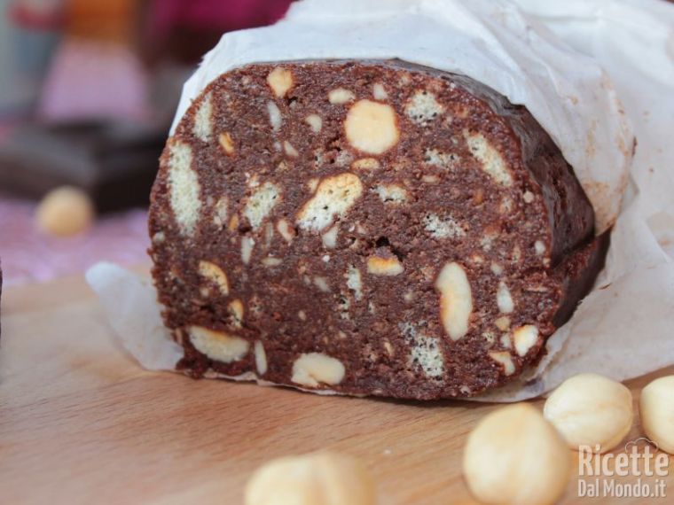 Servire il salame di cioccolato alla nutella