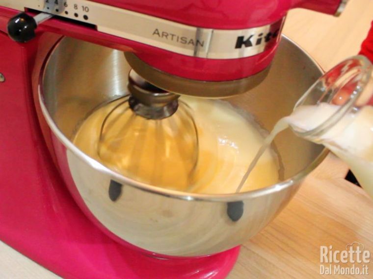 Aggiungere il latte