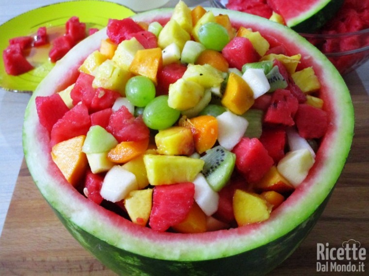 Macedonia fresca di frutta nell'anguria 6