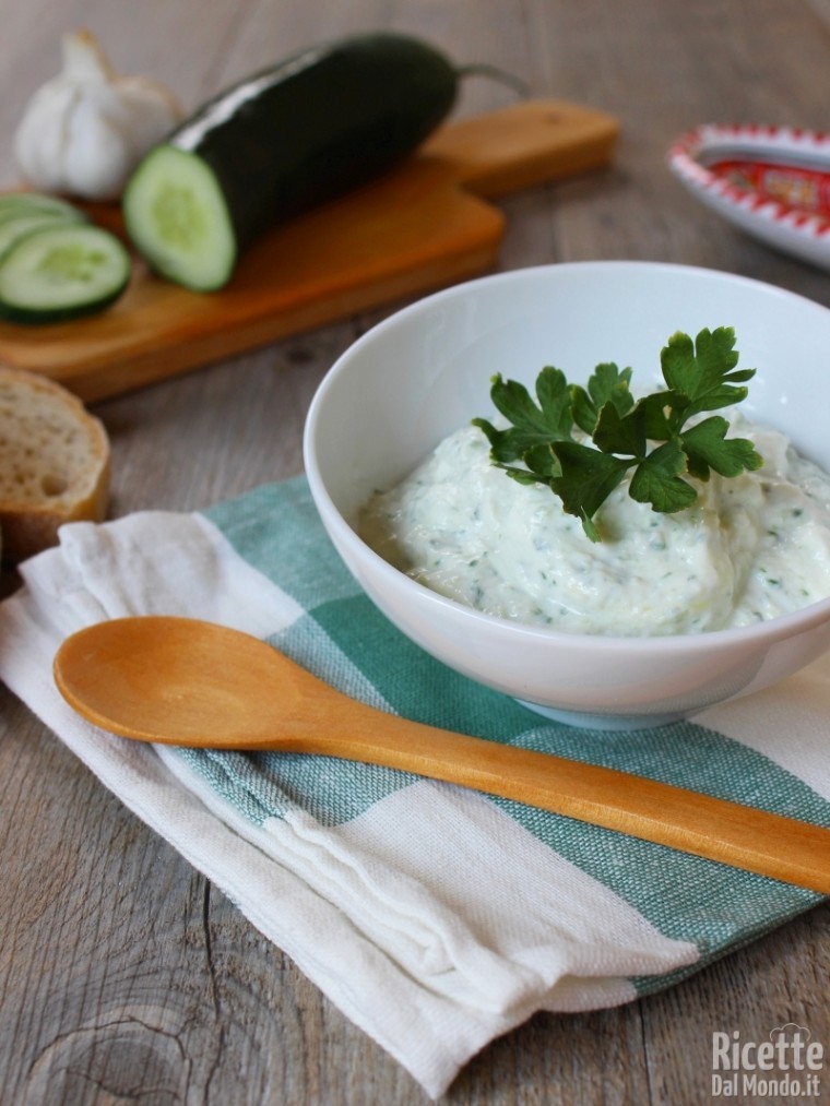Come fare lo tzatziki smirneico greco