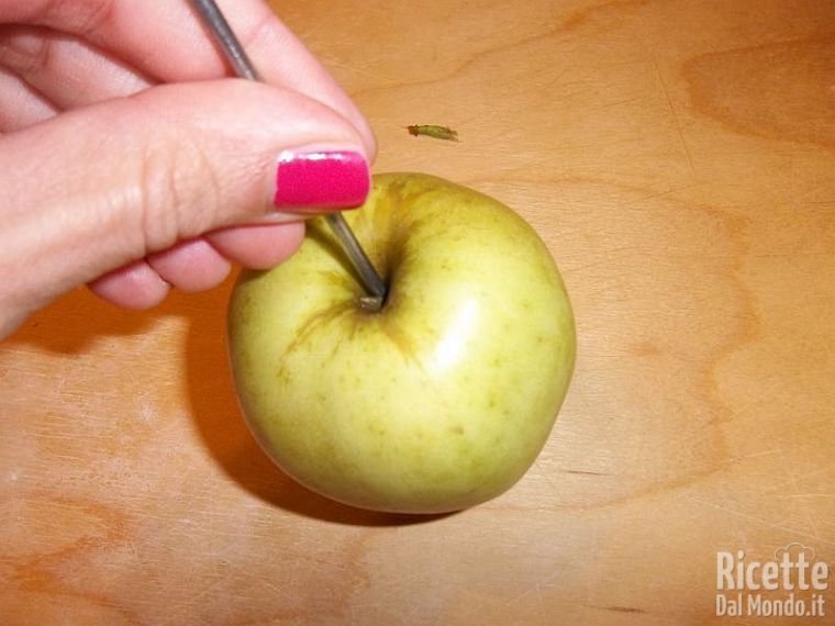 Infilare gli stecchini nelle mele