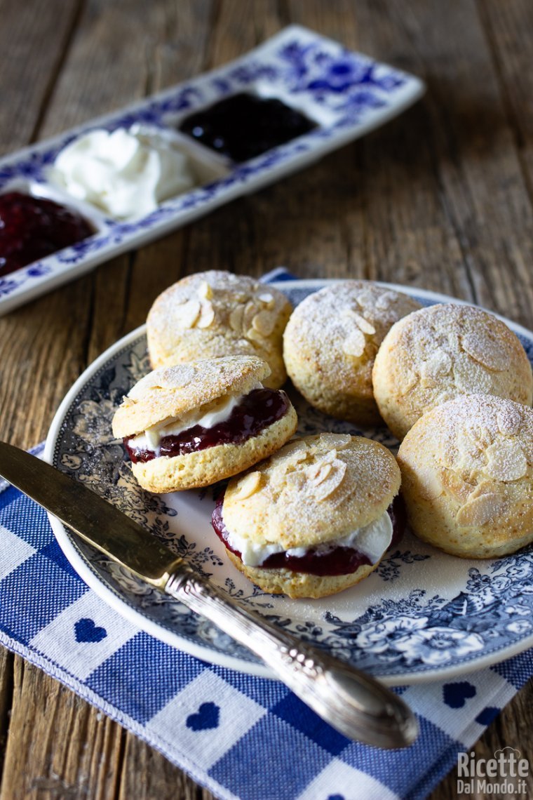 Come fare gli scones con marmellata e panna