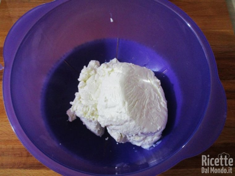 Scolare e setacciare la ricotta