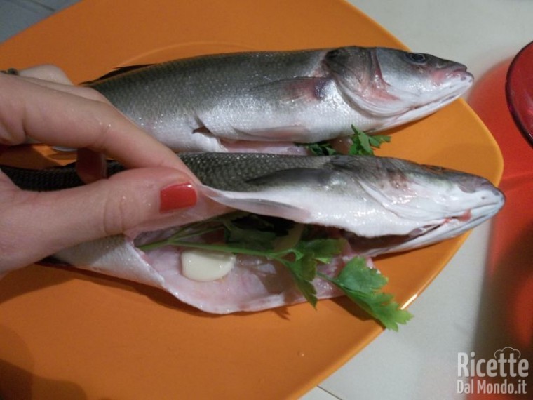 Spigola al Cartoccio con Patate al Forno