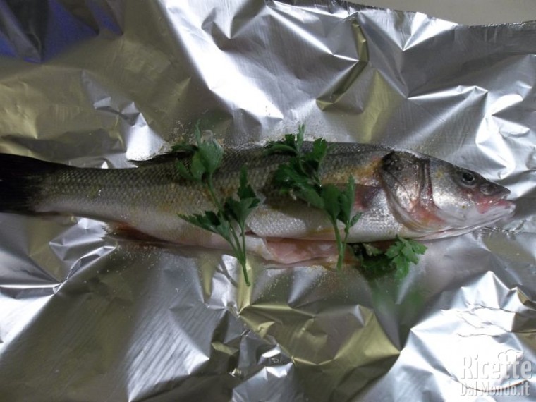 Spigola al Cartoccio con Patate al Forno