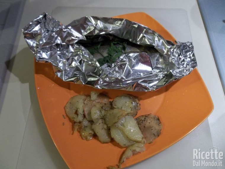 Spigola al Cartoccio con Patate al Forno