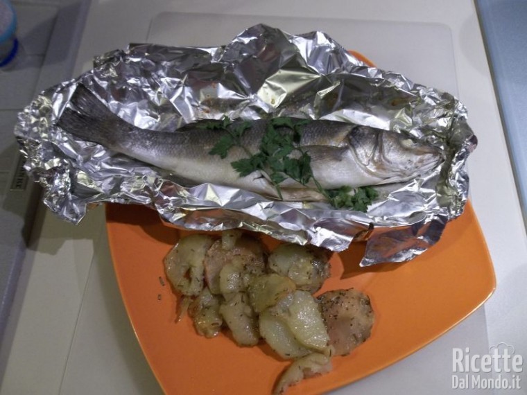 Spigola al Cartoccio con Patate al Forno