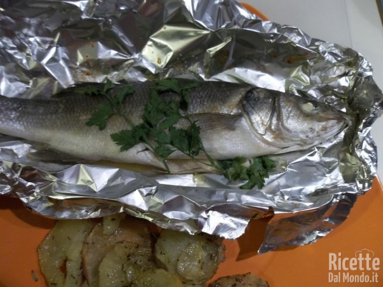Spigola al Cartoccio con Patate al Forno