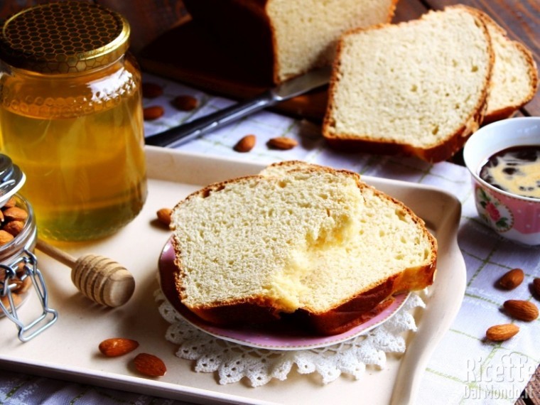 Pane alle mandorle e miele