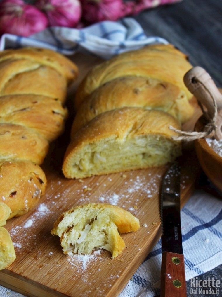 Trecce di panini alla cipolla