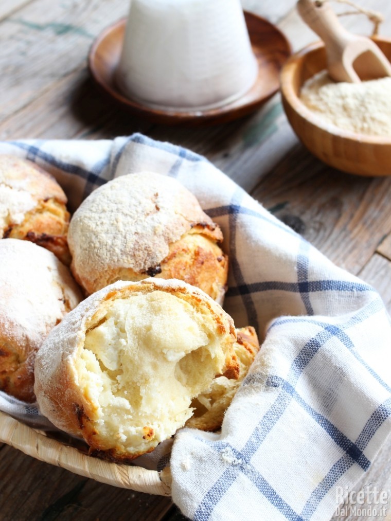 Come fare i panini di ricotta sardi