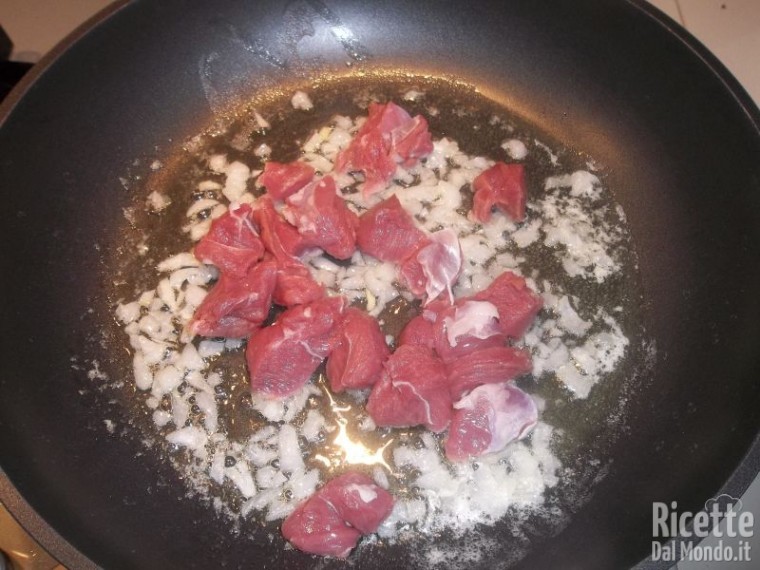 Fettuccine con Bocconcini di Capretto e Funghi