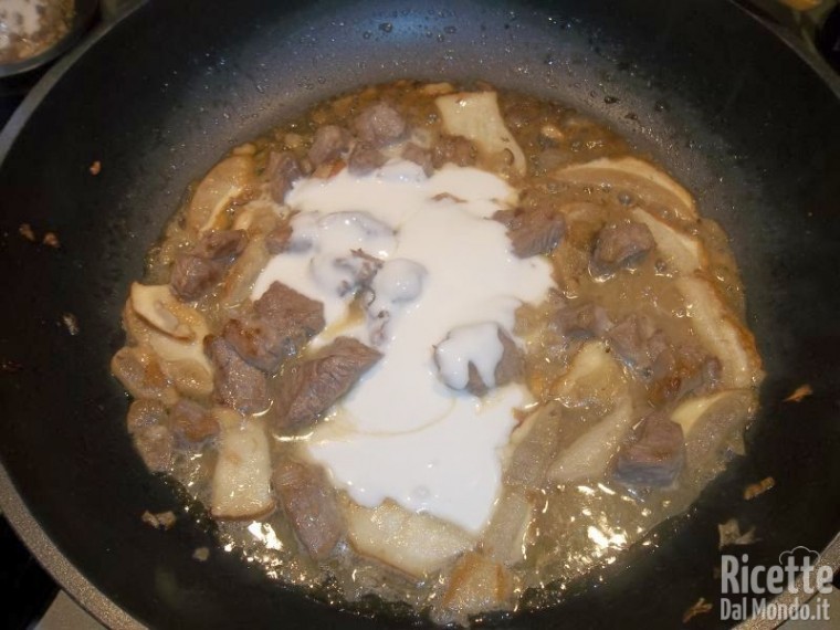 Fettuccine con Bocconcini di Capretto e Funghi